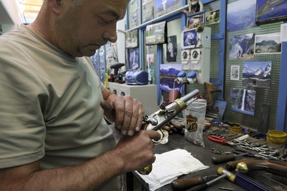 Italie, Lombardie, province de Brescia, Gardone Val Trompia, fabriquant d’armes historiques à chargement par la bouche Davide Pedersoli & C, montage final d'un pistolet