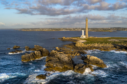 France, Finistère (29), Pays des Abers, Ile Vierge dans l'archipel de Lilia, le phare de l'Ile Vierge, le plus haut phare d'Europe avec 82,5 mètres, et l'ancien phare de 1845 (vue aérienne)