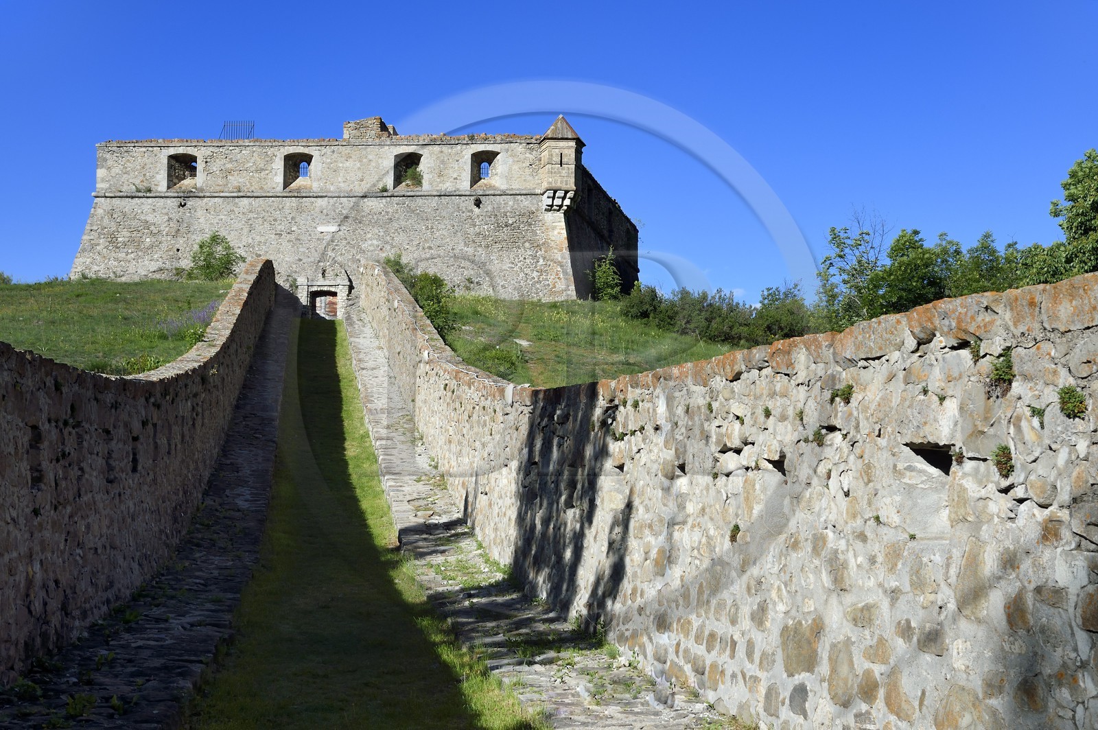 France, Alpes-de-Haute-Provence (04), Parc National du Mercantour et la vallée du Haut-Verdon, Colmars-les-Alpes fortifiée par Vauban à la fin du XVIIe siècle, la redoute carrée du Fort de France construite au sud du village
