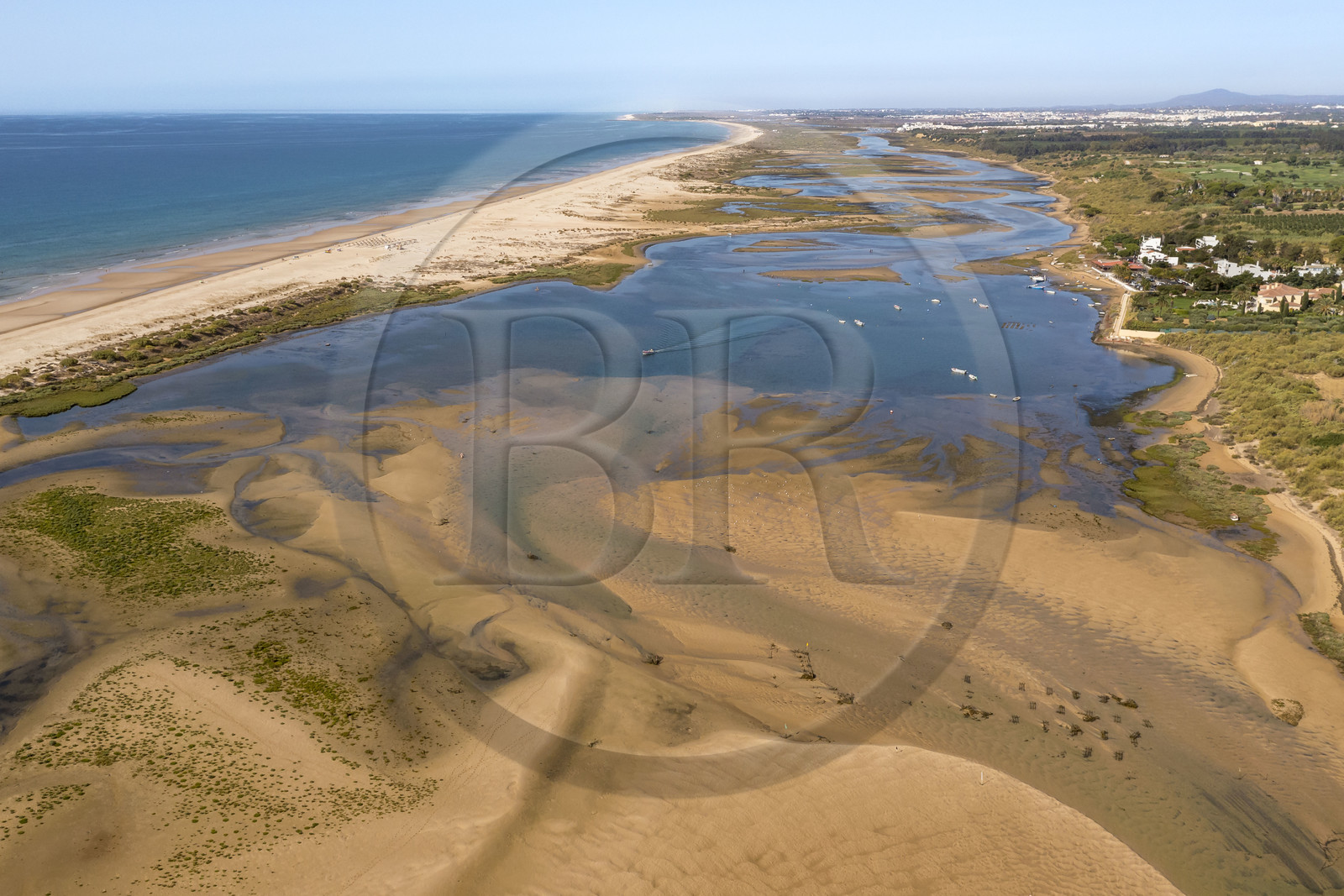 Portugal, Algarve, Parc Naturel de la Ria Formosa, Tavira, plage du village de Cacela Velha (vue aérienne)