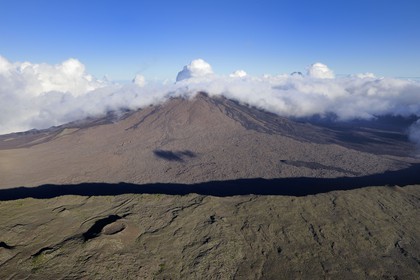 France, île de la Réunion, volcan du Piton de la Fournaise, classé Patrimoine Mondial de l'UNESCO, le cratère Dolomieu (vue aérienne)