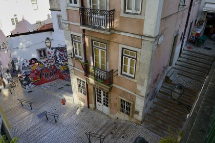 Portugal, Lisbonne, quartier de l'Alfama, ruelle en escaliers escadinhas de Sao Cristovao, fresque sur le Fado