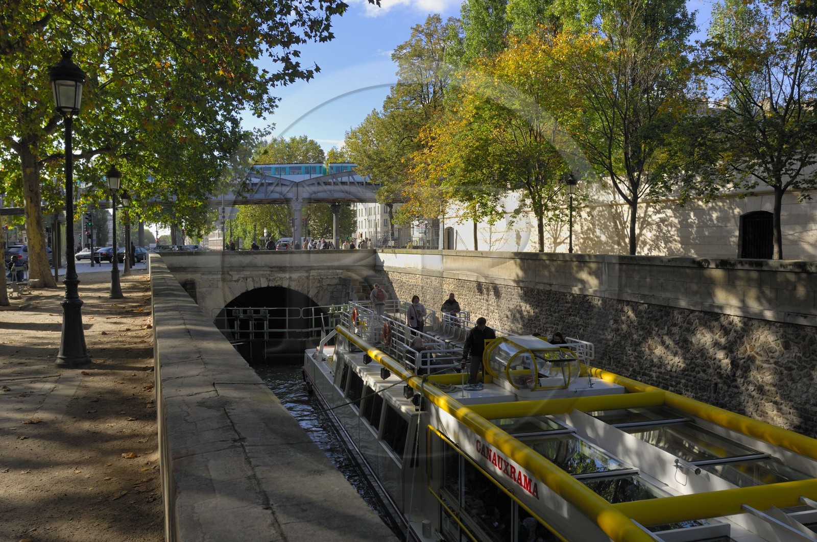 France, Paris (75), passage d'un bateau mouche à l'écluse de Stalingrad  sur le canal de l'Ourcq