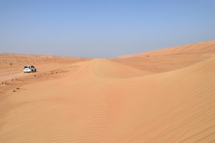 Sultanat d'Oman, gouvernorat de Ash Sharqiyah, désert des Wahiba Sands ou Sharqiya Sands, 4x4 sur la piste qui slalome entre les dunes de sable