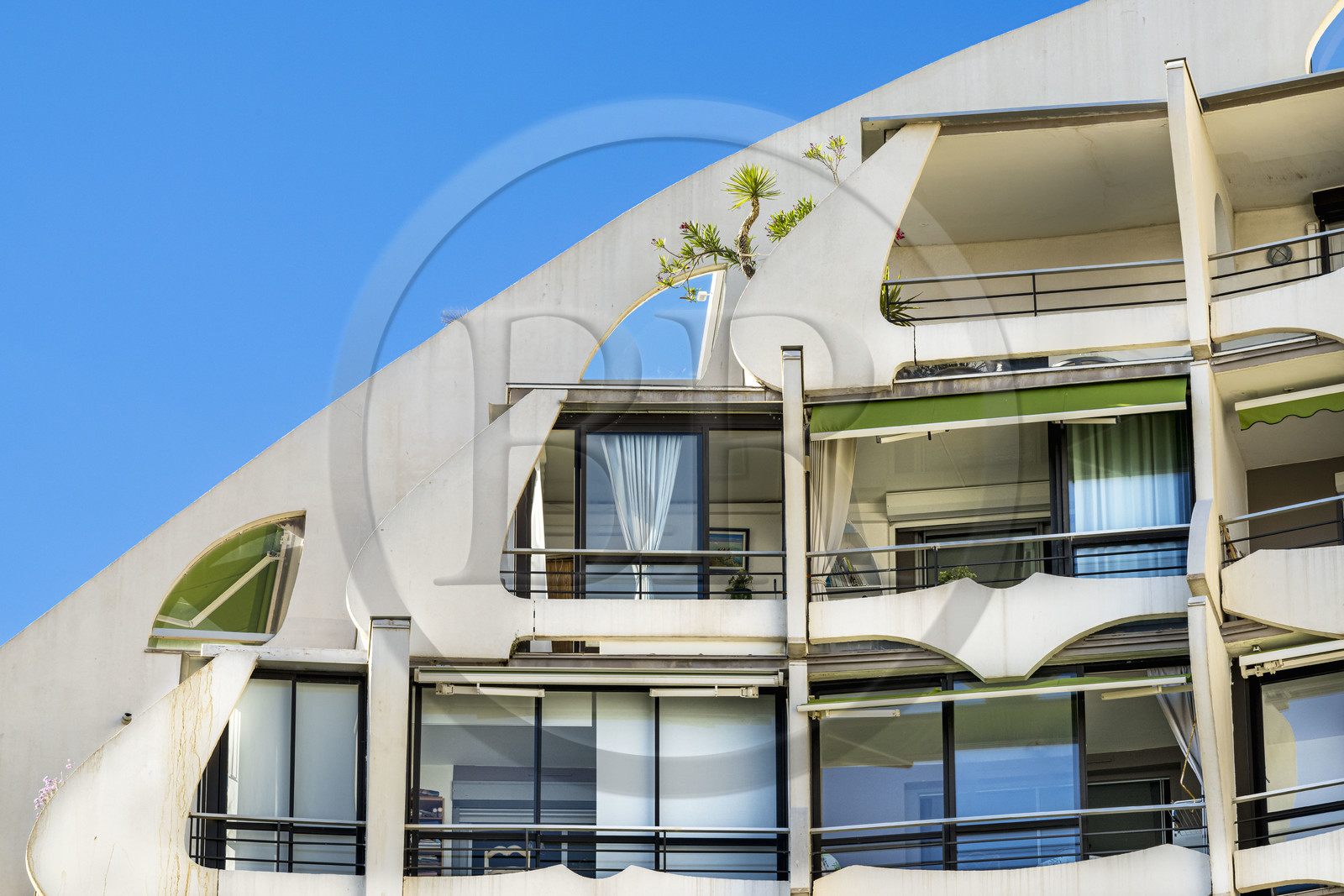 France, Hérault (34), La Grande-Motte, labellisé patrimoine du XXème siècle, La Grande Pyramide construite en 1974 par les architectes Jean Balladur et Jean-Bernard Tostivint, cet immeuble phare pour le port de la station Balnéaire domine toute la ville, forme un plan en Y incurvé et abrite un hôtel et des appartements