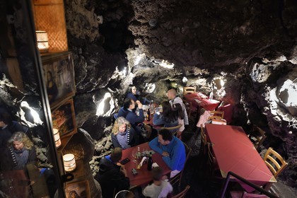 Italie, Sicile, Catane, ville baroque classée au Patrimoine Mondial de l'UNESCO, Restaurant A putia dell'Ostello, grotte créée par la coulée de lave de 1669