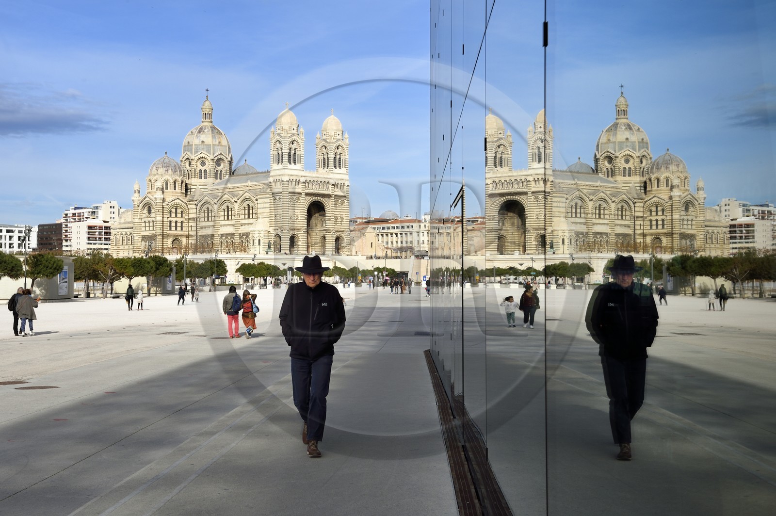 France, Bouches-du-Rhône (13), Marseille, MuCEM (Musée des civilisations de l'Europe et de la Méditerranée) par les architectes Rudy Ricciotti et R. Carta, Cathédrale La Major (XIXe siècle) en arrière plan