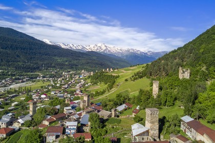 Géorgie, Haute Svanétie (Zemo Svaneti), Mestia, tours défensives Svanes dressées à coté des maisons (vue aérienne)