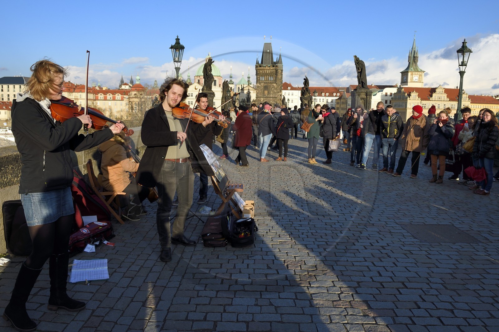 République Tchèque, Prague, centre historique classé Patrimoine Mondial de l' UNESCO, concert de violonistes sur le pont Charles (Karluv Most ou Karlov Most) sur la rivière Vltava