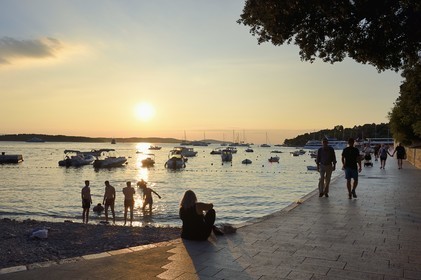 Croatie, Dalmatie, cote dalmate, Ile de Hvar, plage en bordure des  quais de la ville de Hvar