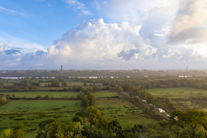France, Loire-Atlantique (44), Saint-Jean-de-Boiseau, la Tour à plomb de Couëron construite au XIXème siècle de 69 m de haut et utilisée comme amer le long du fleuve