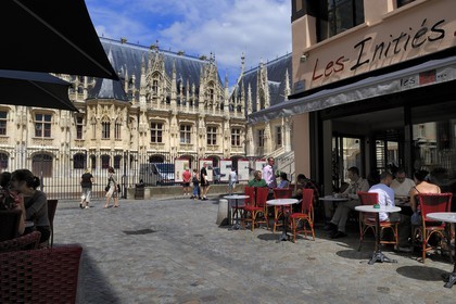 France, Seine-Maritime (76), Rouen, le Palais de justice de Rouen est l'ancien Parlement de Normandie et une des quelques réalisations de l'architecture gothique civile de la fin du Moyen Âge en France, rue Thouret