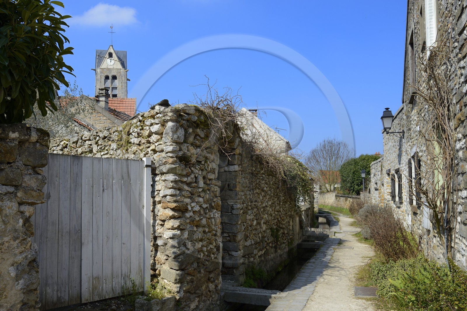 France, Seine-et-Marne (77), village de Maincy qui jouxte le domaine du château de Vaux-le-Vicomte, ruelle du Ru
