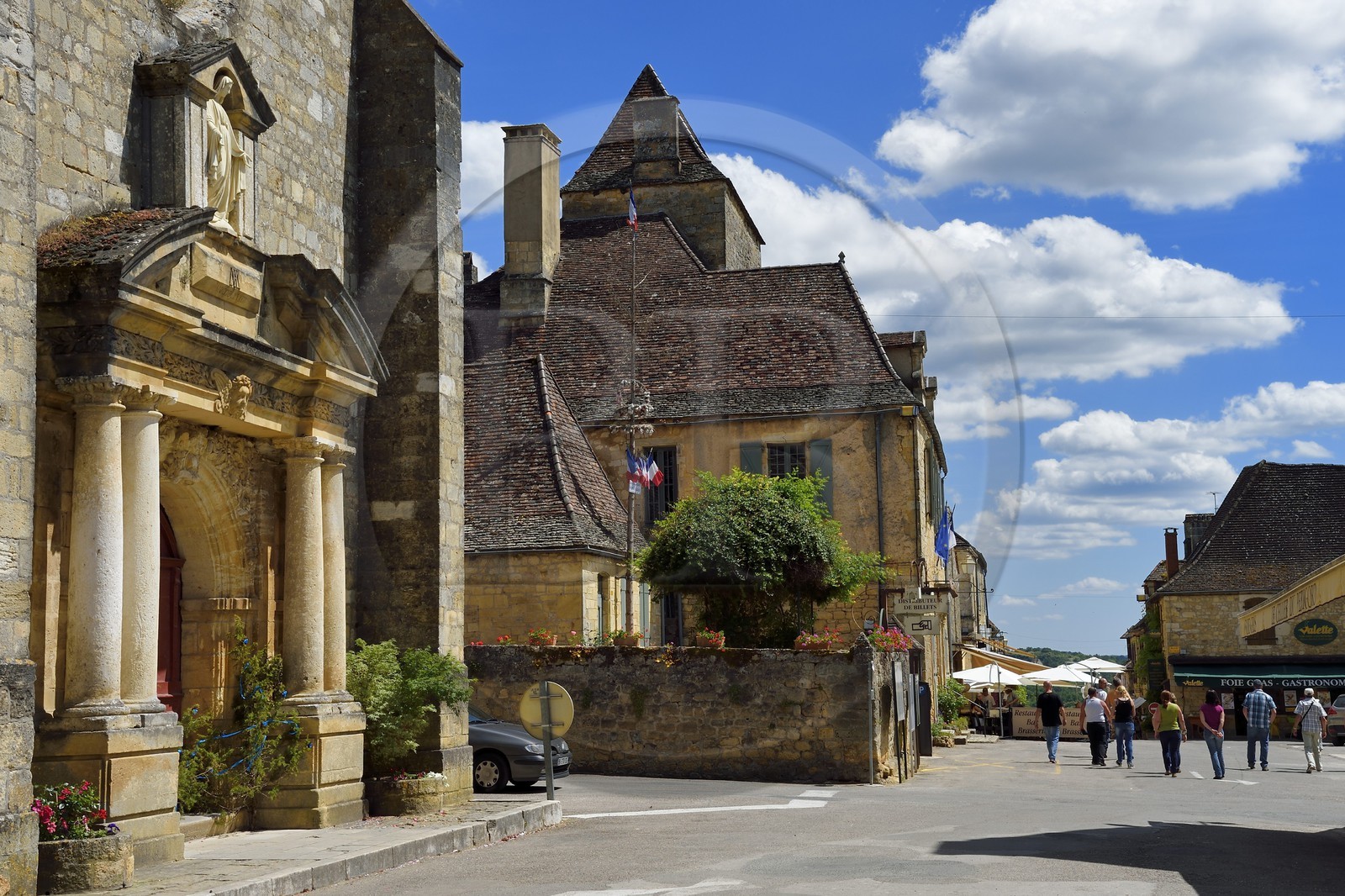 France, Dordogne (24), Périgord Noir, vallée de la Dordogne, vallée de la Dordogne, Domme, labellisé Les Plus Beaux Villages de France, église sur la place de la Halle