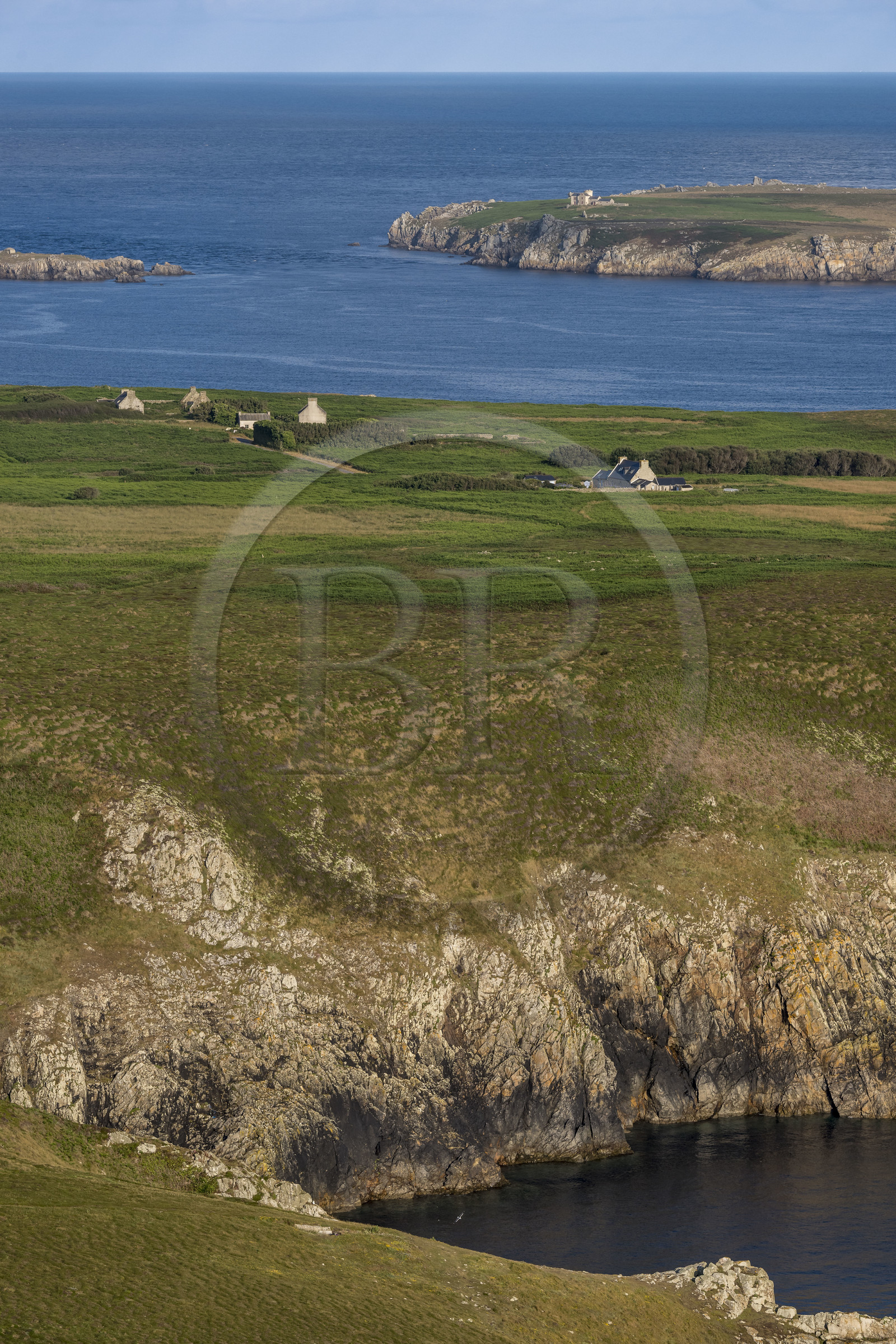 France, Finistère (29), Mer d'Iroise, Ile d'Ouessant, le hameau de Kadoran sur la cote Nord et l'Ile de Keller en arrière plan