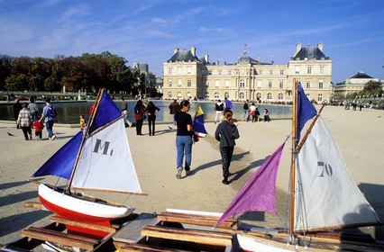 France, Paris (75), jardin du Luxembourg, location de voiliers pour le bassin, le Sénat (Palais du Luxembourg) au fond