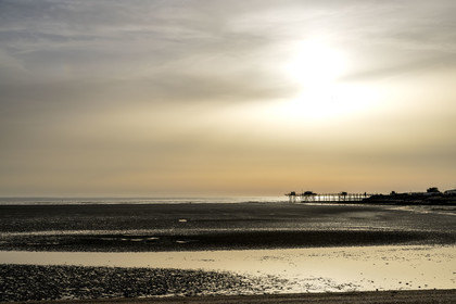France, Charente-Maritime (17), La Rochelle, Aytré, les cabanes de pêche traditionnelle au carrelet en bordure de la plage du Paradis à Besselue