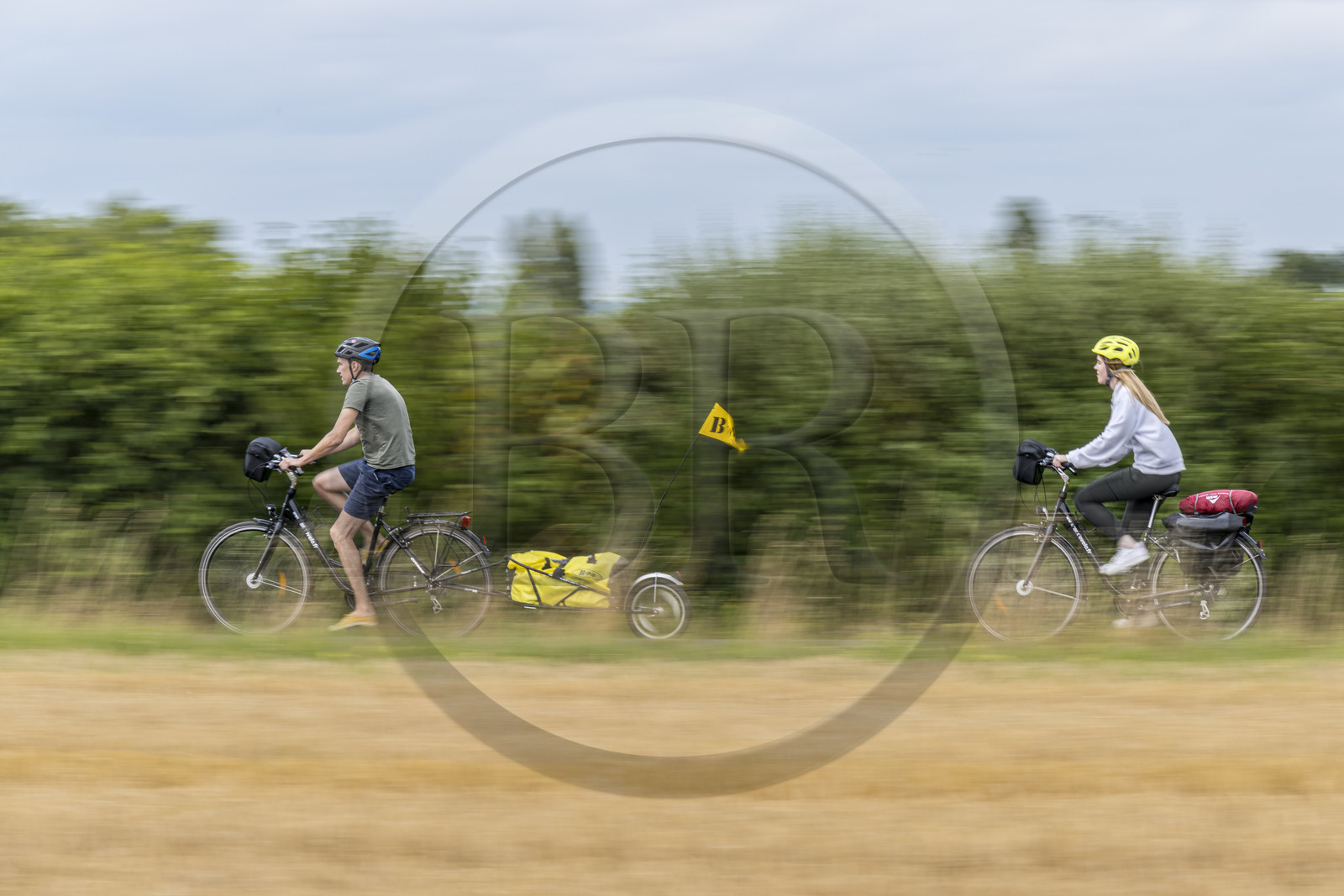 France, Maine-et-Loire (49), vallée de la Loire classée au Patrimoine Mondial par l'UNESCO, Saumur vers Saint-Hilaire, randonnée à bicyclette avec une remorque transportant le matériel de camping