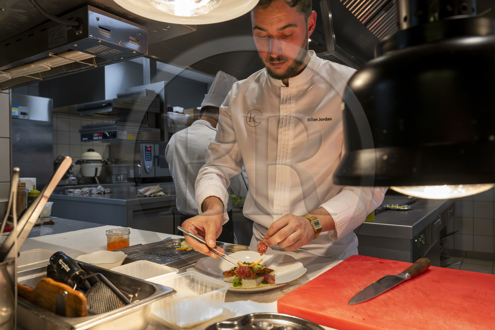 France, Côte-d'Or (21), les climats de Bourgogne classés Patrimoine Mondial de l'UNESCO, Beaune, Restaurant Le Clos du Cèdre, le jeune chef étoilé Jordan Billan en cuisine