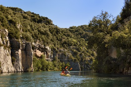 Var (83) rive gauche et Alpes-de-Haute-Provence (04) rive droite, Parc Naturel Régional du Verdon, Basses Gorges du Verdon en aval du lac de Sainte Croix, découverte en canoe des gorges de Baudinard