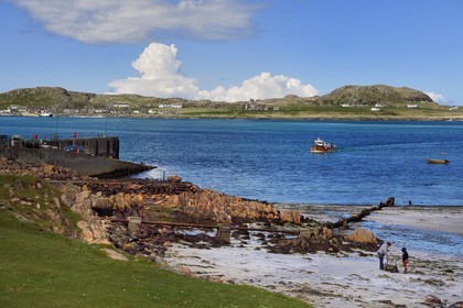Royaume-Uni, Ecosse, Highland, Hébrides intérieures, the Ross of Mull à l'extrème sud-ouest de l'Ile de Mull, Fionnphort et en face l'abbaye de l'Ile d'Iona en bordure de mer