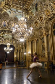 France, Paris (75), Opéra Garnier, échauffements avant d'entrer en scène dans le foyer de la Danse
