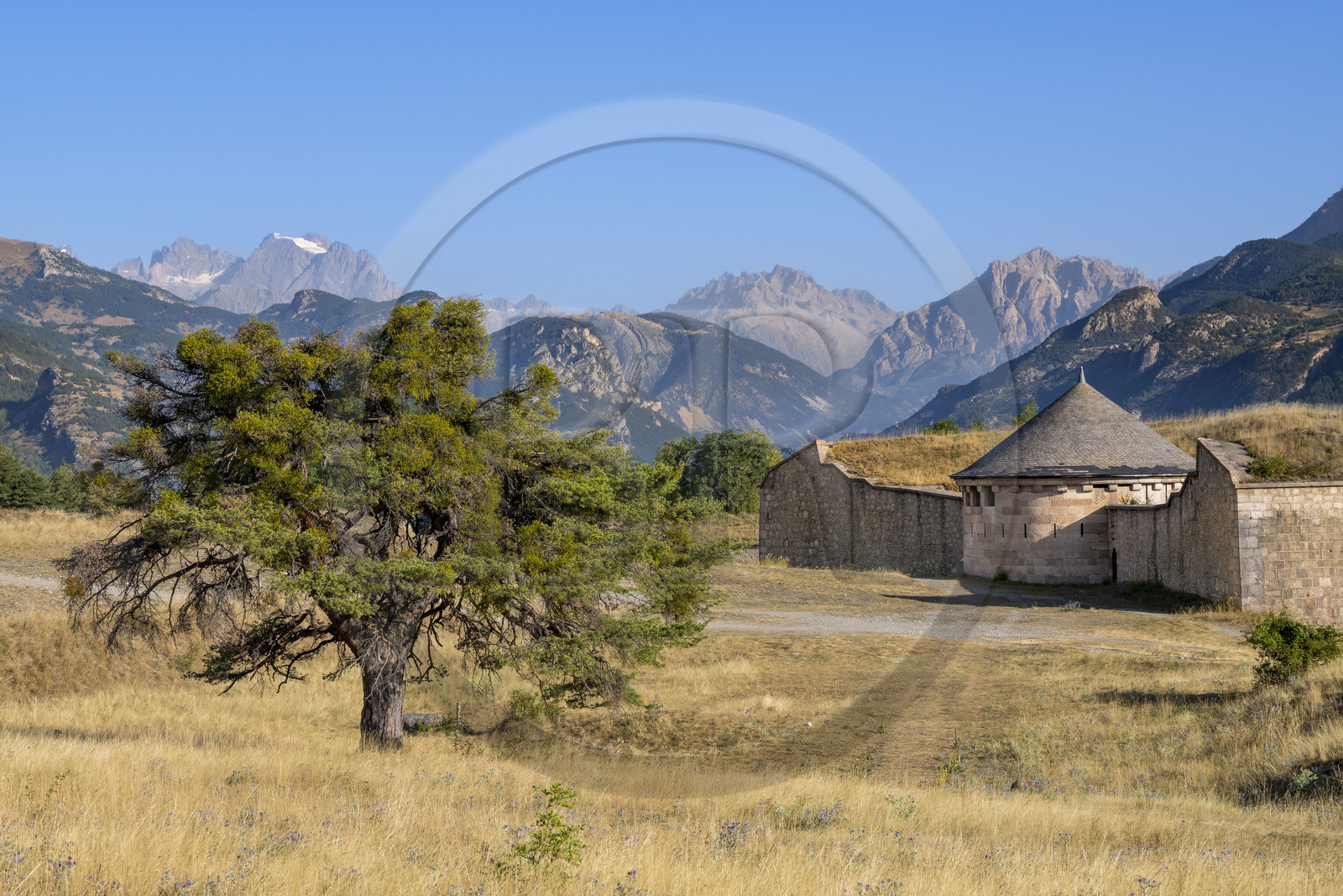 France, Hautes Alpes (05), Mont-Dauphin, citadelle édifiée par Vauban, classée Patrimoine Mondial de l'UNESCO, la lunette d'Arçon de la place forte