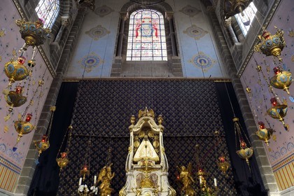 France, Haute-Loire (43), Le Puy-en-Velay, étape des chemins de Compostelle, la cathédrale Notre-Dame-de-l'Annonciation du XIIe siècle classée Patrimoine Mondial de l'UNESCO, statue de Marie portant son enfant surnommée La vierge noire (XVIIe siècle)