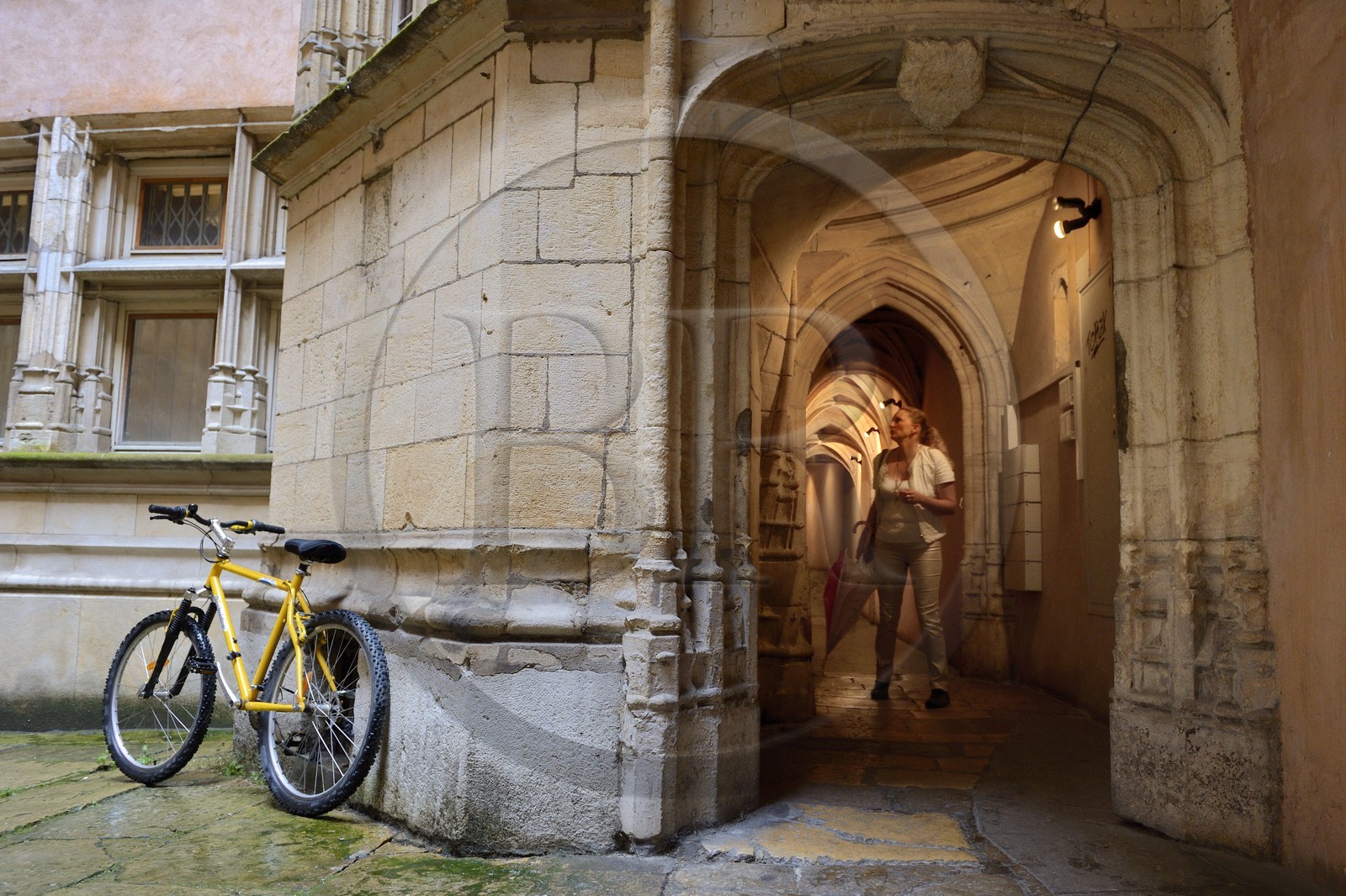 France, Rhône (69), Lyon, site historique classé Patrimoine Mondial de l'UNESCO, Vieux Lyon, traboule reliant le 41 rue Saint-Jean à la rue Mandelot