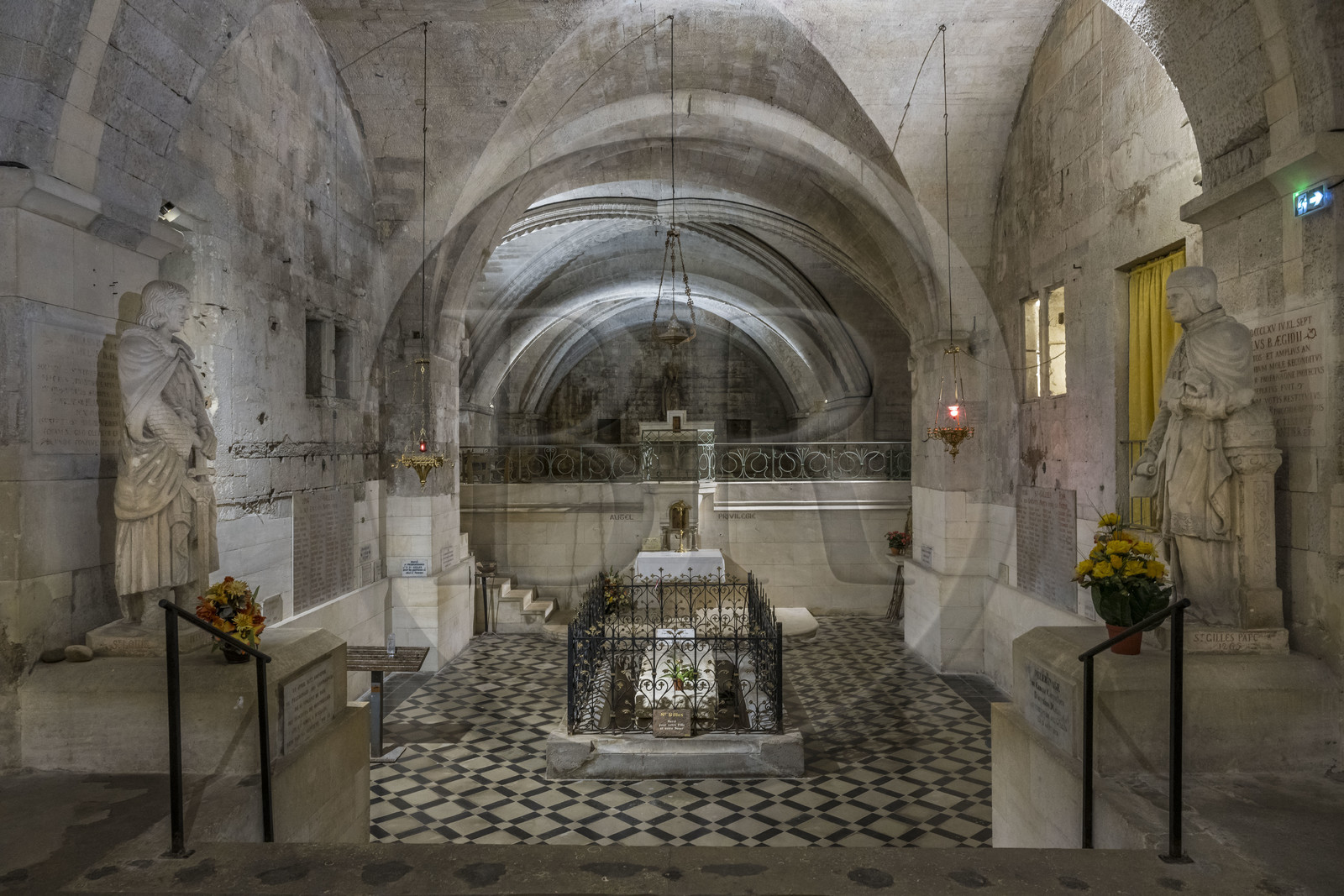 France, Gard (30), Saint-Gilles du Gard, église abbatiale de Saint-Gilles du XIIème-XIIIème siècle, classée Patrimoine Mondial de l'UNESCO au titre des chemins de Saint-Jacques de Compostelle en France, crypte ou église basse abritant le tombeau de Saint Gilles