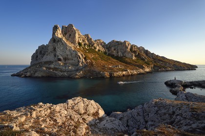 France, Bouches-du-Rhône (13), Marseille, Parc national des Calanques, Les Goudes, passages des Croisettes, les falaises de l'Ile Maire (demande d'autorisation nécessaire avant publication)