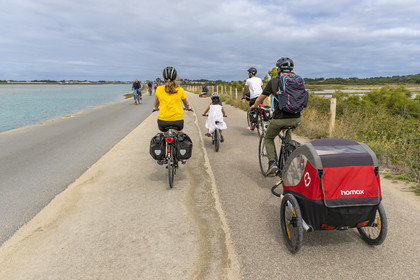 France, Vendée (85), île de Noirmoutier, Noirmoutier-en-l'Ile, randonnée à bicyclette le long de la jetée du port