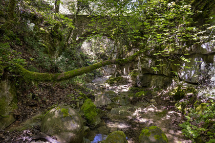 France, Vaucluse (84), Dentelles de Montmirail, Sablet, la rivière le Trignon surplombé par l'ancien pont de l'abbaye en ruine de moniales du VIIe siècle dans le vallon de Prébayon