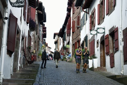 France, Pyrénées-Atlantiques (64), Pays-Basque, Saint-Jean-Pied-de-Port, rue de la Citadelle sur le chemin de Saint-Jacques-de-Compostelle, pèlerin