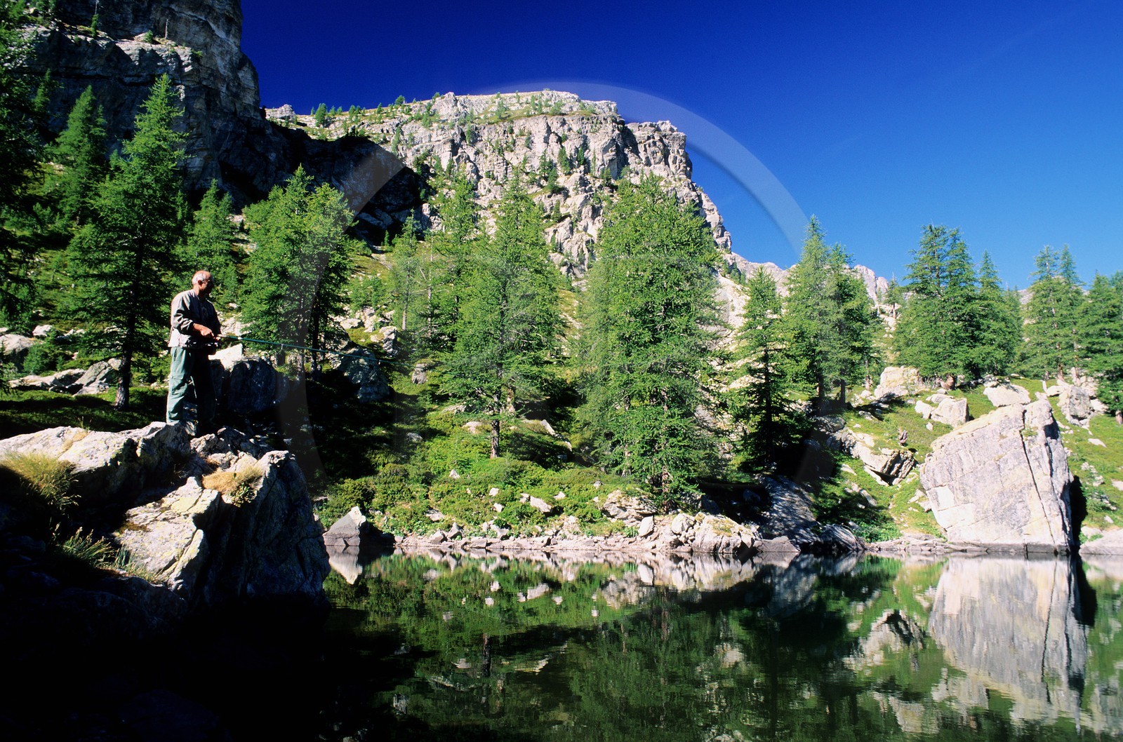 France, Alpes-Maritimes (06), parc national du Mercantour, Vallée des Merveilles vers Fontanalbe, un pêcheur au Lac Vert