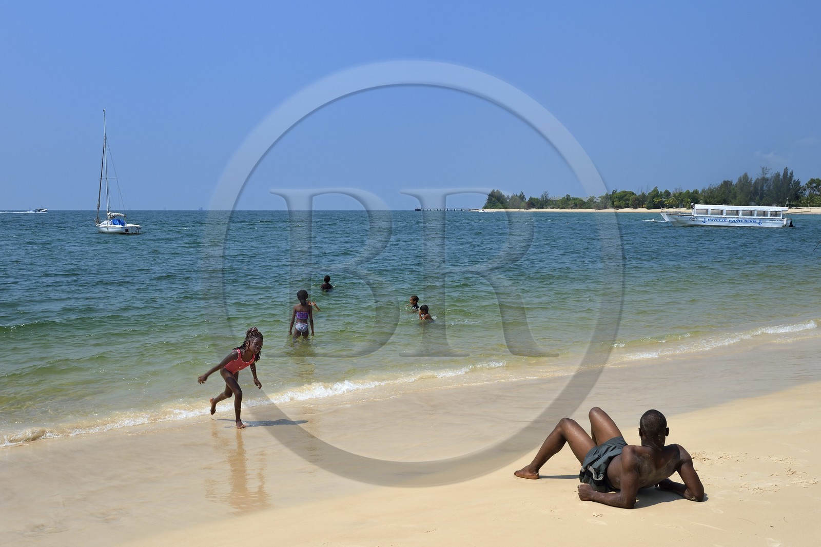 Gabon, province de l'Estuaire, plage de la Pointe Denis qui fait face à Libreville de l'autre côté de l'Estuaire du Gabon