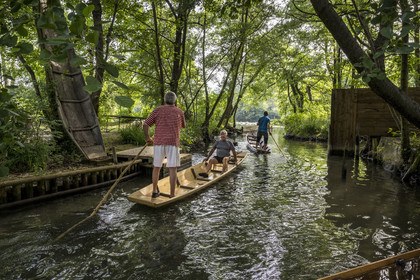 France, Vaucluse (84), L'Isle-sur-la-Sorgue, le cabanon des Fontanelles sur un ilot de la Sorgue, lieu de rendez-vous estival de la confrérie des pêcheurs sur barque à fond plat appelée Nègo Chin, les Pescaïres de la Sorgue