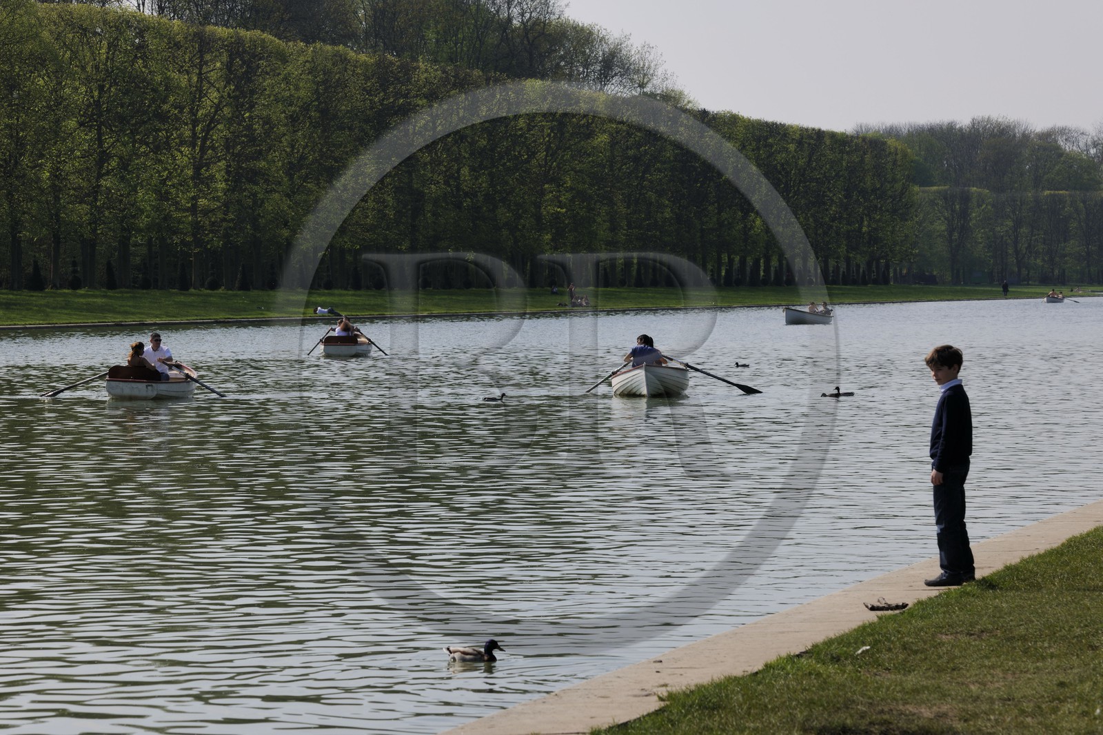 France, Yvelines (78), parc du château de Versailles, classé Patrimoine Mondial de l'UNESCO, barques sur le Grand Canal