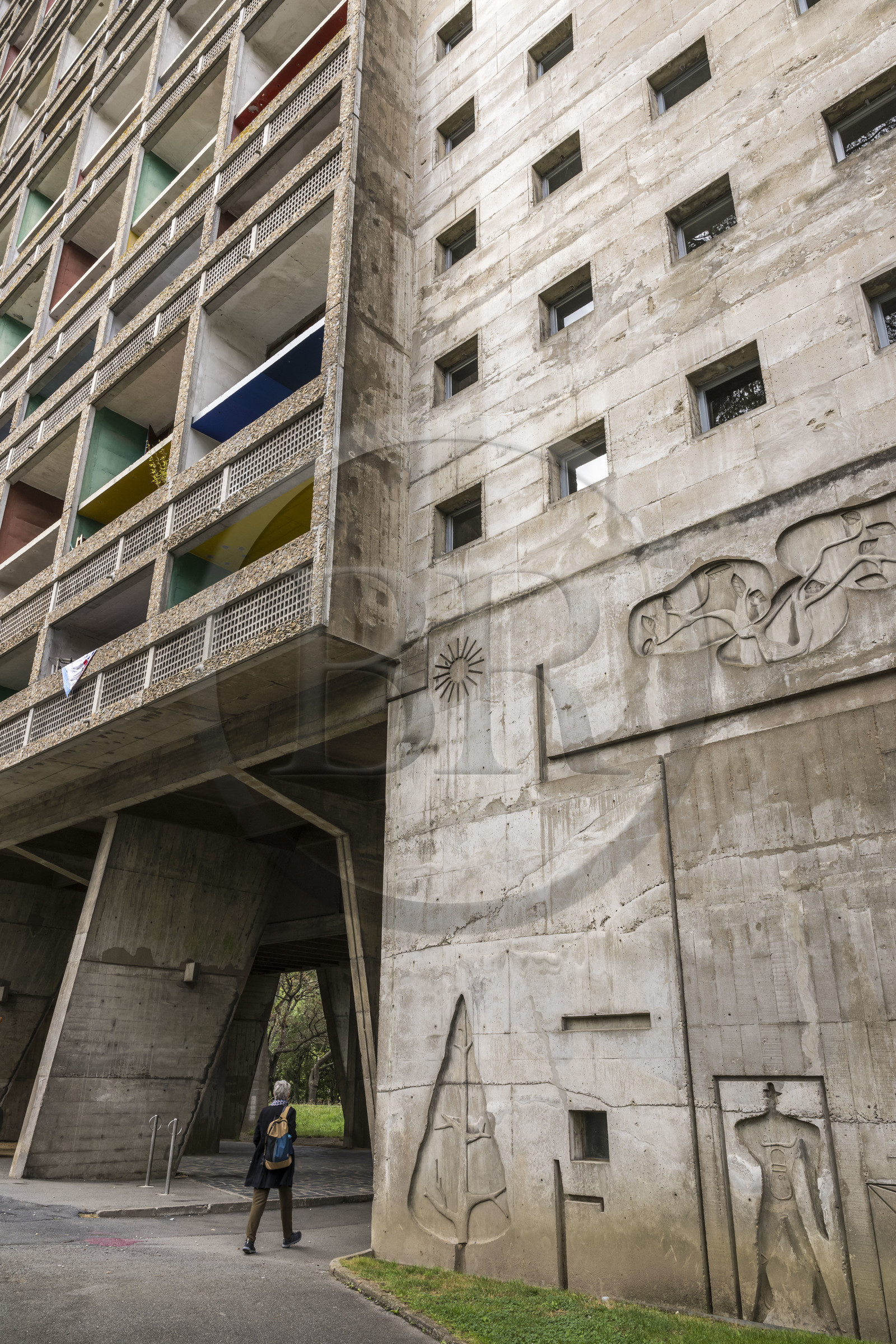 France, Loire-Atlantique (44), banlieue de Nantes, Rezé, la Maison Radieuse par l'architecte Le Corbusier, le Modulor en bas-relief sur la facade