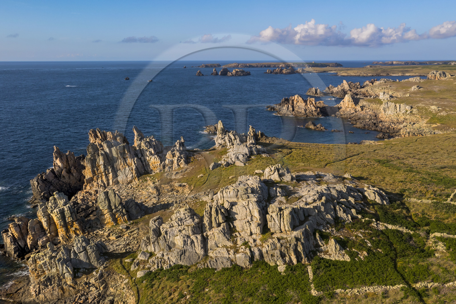 France, Finistère (29), Mer d'Iroise, Ile d'Ouessant, les rochers de la cote dechiquetée au Nord de l'Ile au le phare du Créac’h (vue aérienne)