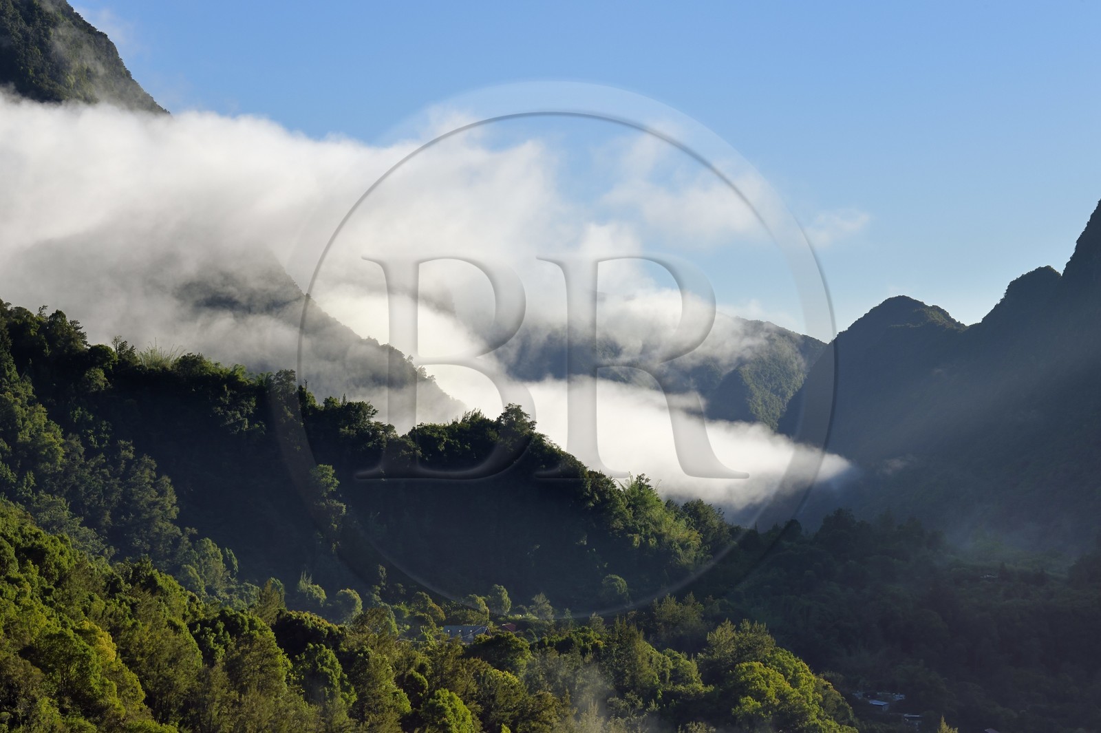 France, Ile de la Reunion, Cirque de Salazie, classé Patrimoine Mondial de l'UNESCO, entrée du cirque et la vallée de la Rivière du Mat