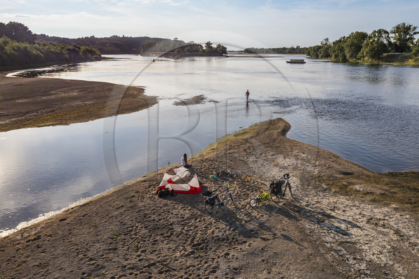 France, Maine-et-Loire (49), vallée de la Loire classée au Patrimoine Mondial par l'UNESCO, randonnée à bicyclette le long des berges de la Loire, campement pour la nuit sur un des bancs de sable formant des îles sur la Loire, une gabarre (bateau traditionnel à fond plat) en arrière plan (vue aérienne)
