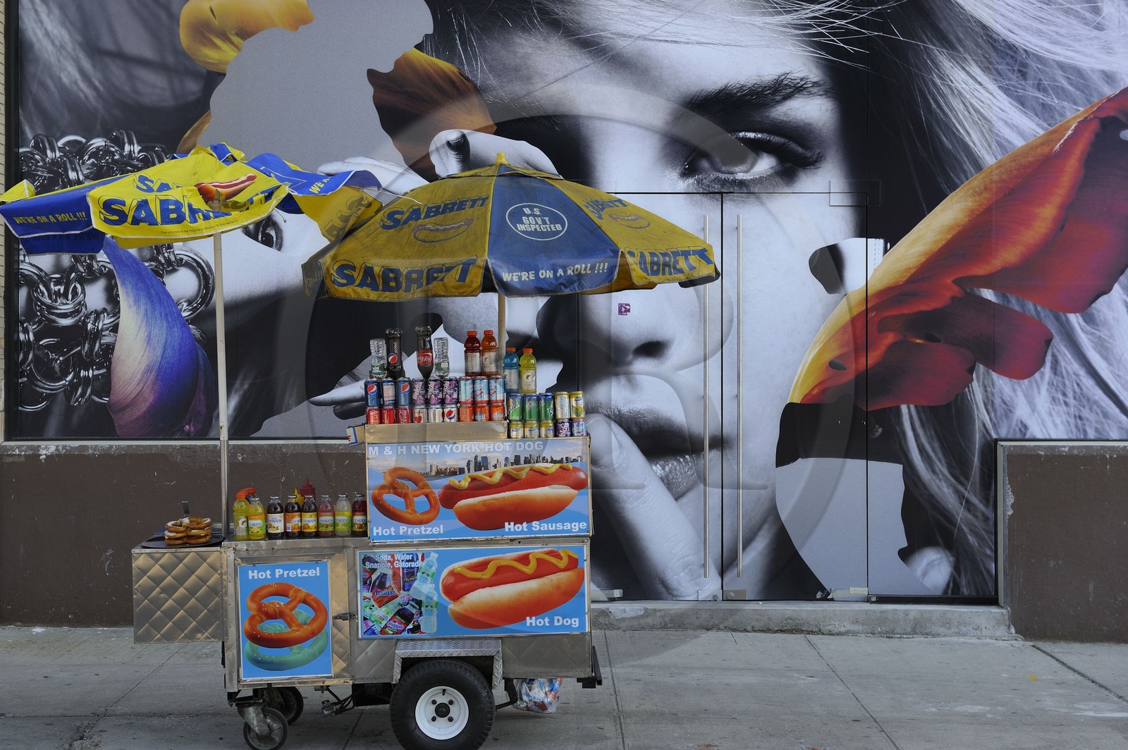 Etats-Unis, New York, Manhattan,Meatpacking district (Gansevoort Market), vendeur ambulant de hot dog et affiche publicitaire