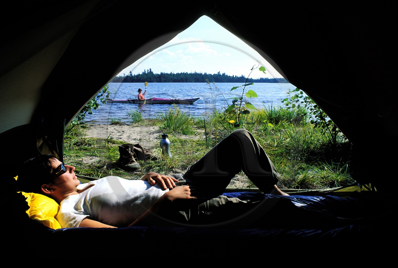 Canada, province de Québec, Réserve faunique de la Vérendrye, Grand Lac Victoria, repos sous la tente et départ d' un kayak de mer