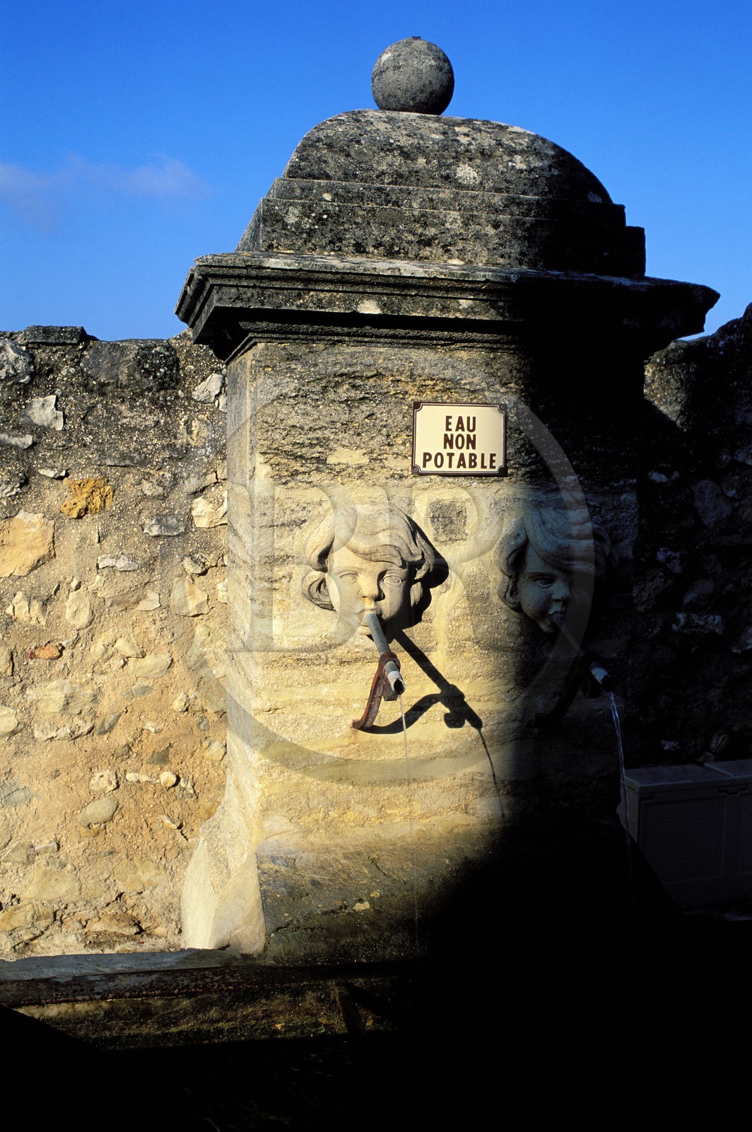 France, Vaucluse (84), Le Barroux, une fontaine (Comtat Venaissin)