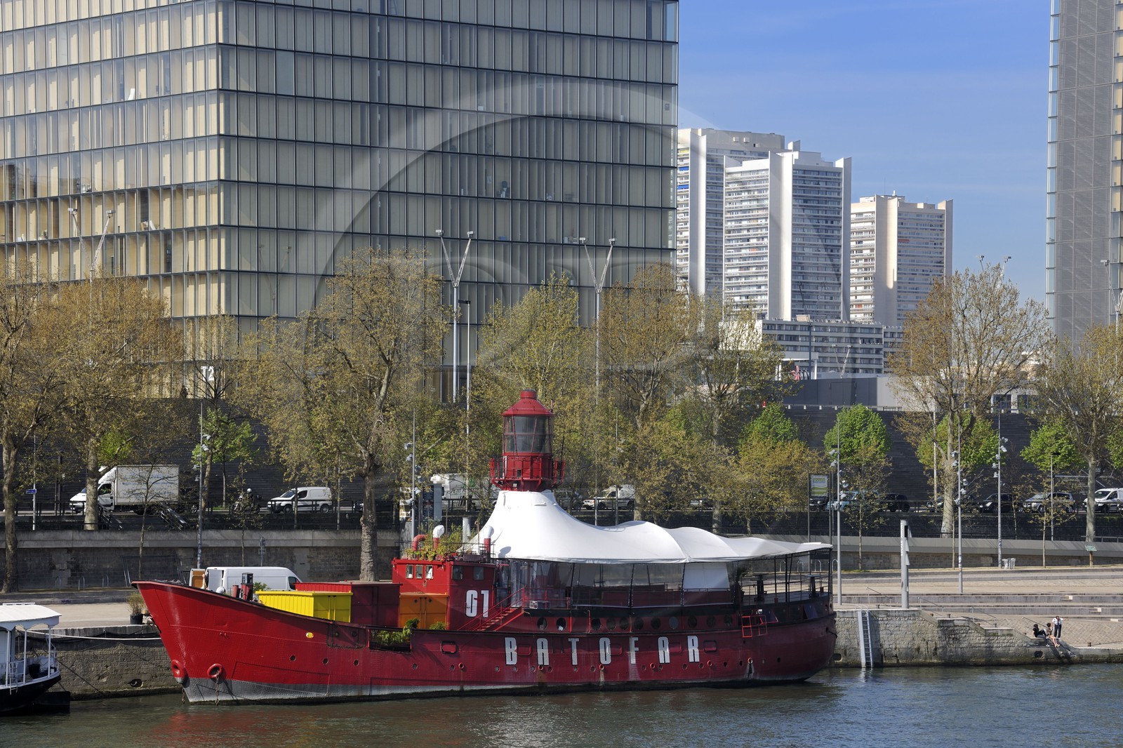 France, Paris (75), le quai François Mauriac, la Bibliothèque Nationale de France (BNF) François Mitterrand par l'architecte Dominique Perrault et le Batofar, bateau transformé en café musical