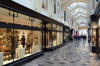 Royaume-Uni, Londres, Mayfair district, la galerie marchande couverte Burlington Arcade située derrière Bond Street, de Piccadilly à Burlington Gardens