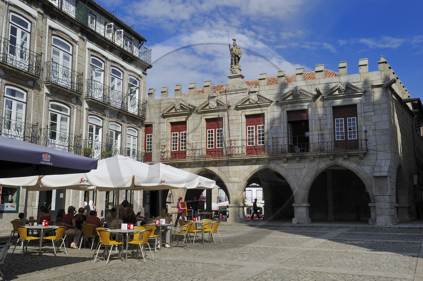 Portugal, région du Minho, Guimaraes, ville classée Patrimoine Mondial de l' UNESCO, ancien Hotel de Ville sur la place Largo da Oliveira