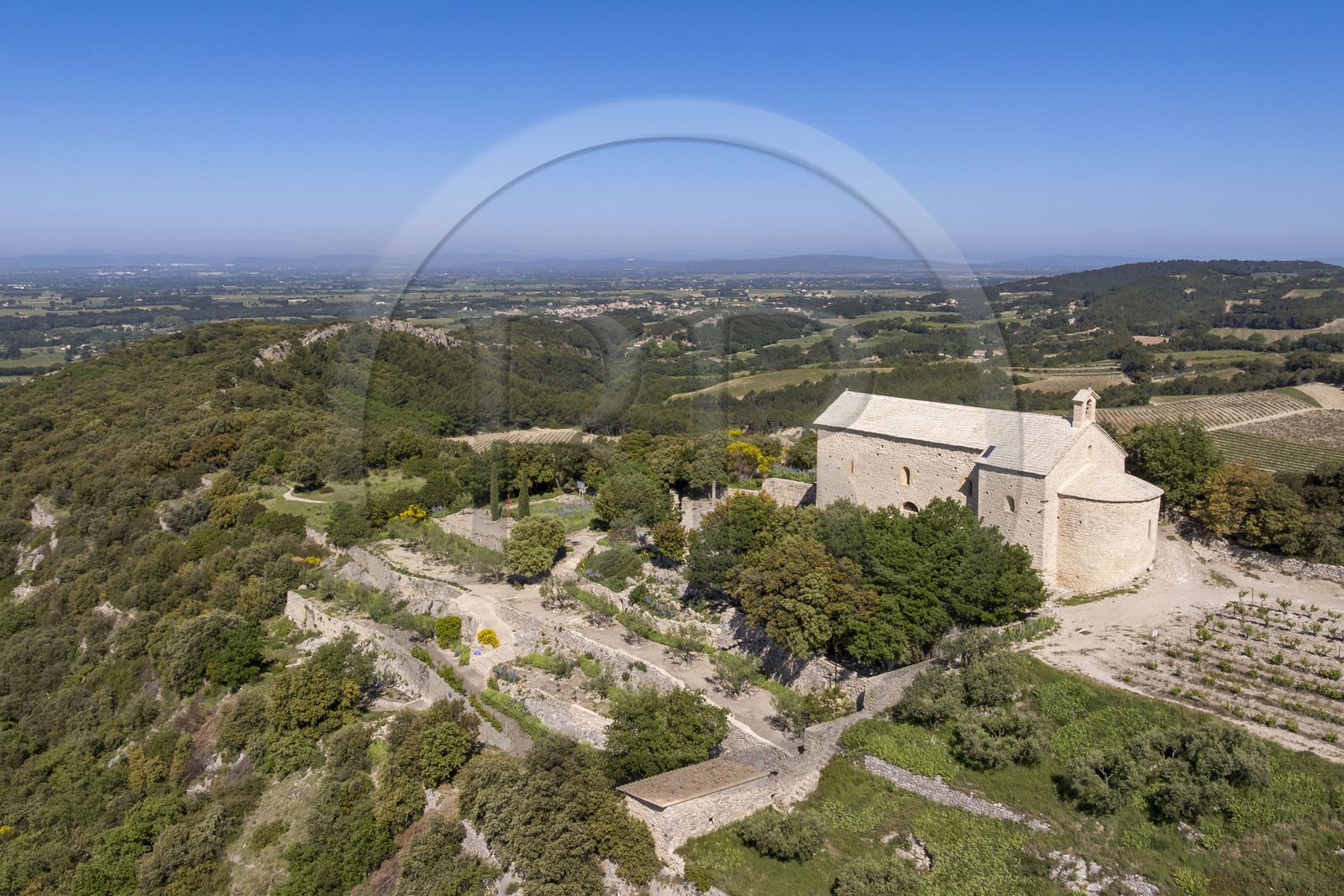 France, Vaucluse (84), Dentelles de Montmirail, Beaumes-de-Venise, la chapelle Saint-Hilaire dont l'implantation date du VIe siècle sur le plateau des Courens (vue aérienne)