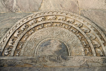 Sri Lanka, province du Centre-Nord, Polonnaruwa, l'ancienne capital du pays (XIe au XIIIe siècle) est classée au Patrimoine Mondial de l'UNESCO, terrasse de la relique de la dent, pierre de lune en demi-cercle (sandakada pahana)